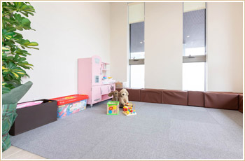 バリアフリー、キッズルーム・隔離室完備